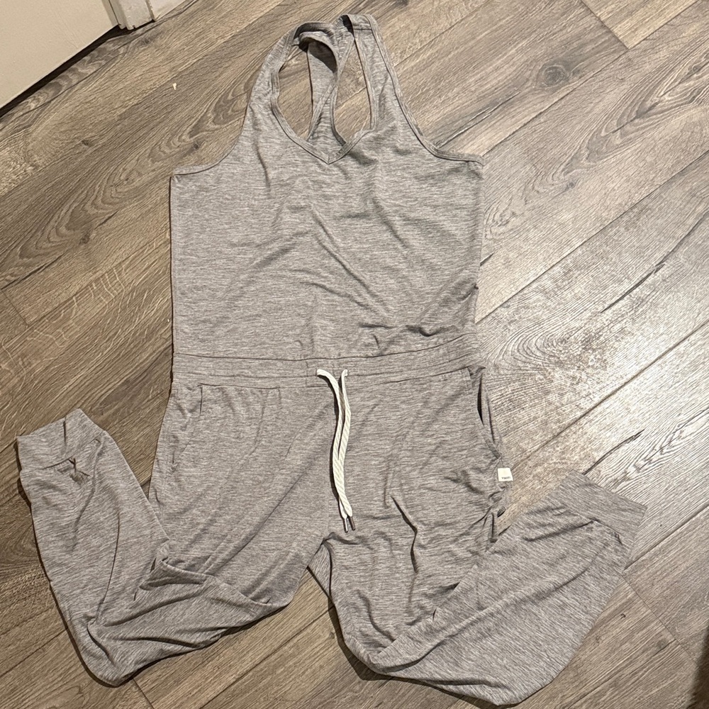 Vuori luxe haram jumpsuit
-heather gray